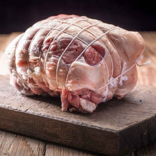 Lamsbout uitgebeend en opgerold