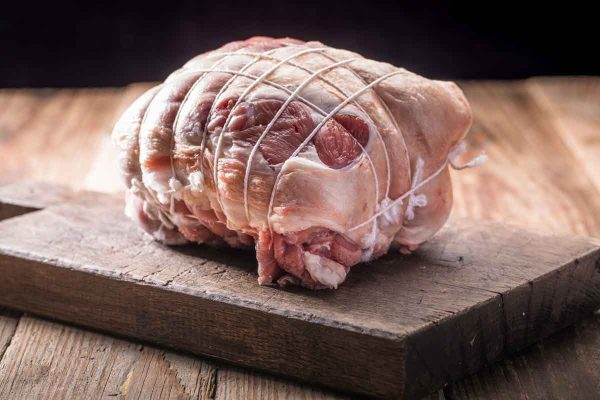 Lamsbout uitgebeend en opgerold
